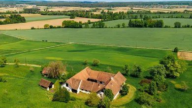 Hauptgebäude Landschaft