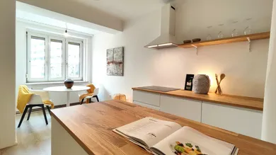moderne Küche mit Essplatz