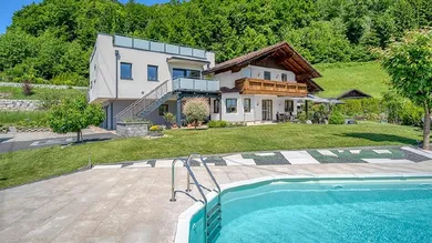 Landhaus-Puch-bei-Salzburg-Hausansicht-Pool