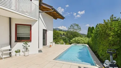 Terrasse mit beheiztem Pool