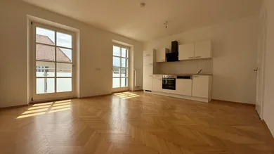 Wohn/Esszimmer mit möblierter Küche