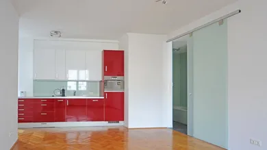 Wohnzimmer mit Einbauküche