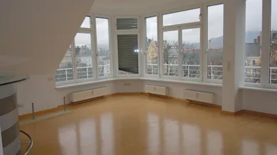 Wohnzimmer mit Barbereich