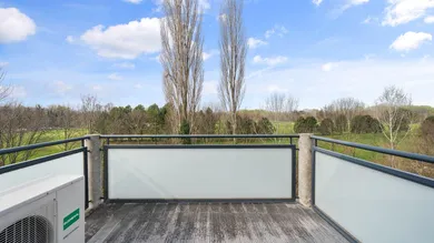 BALKON MIT BLICK INS GRÜNE