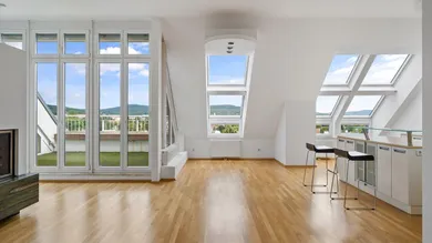 grosser LOFTARTIGER WOHNRAUM