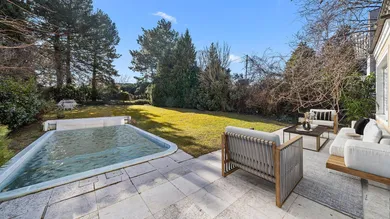 Gartenterrasse vor dem Wohnsalon mit Pool / Symbolfoto
