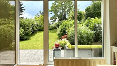 Ausblick vom Wohnzimmer auf den Garten