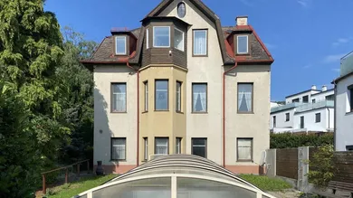 Vorderansicht mit Pool