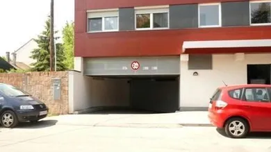 159001 Friedrich Manhartstr. Garageneinfahrt