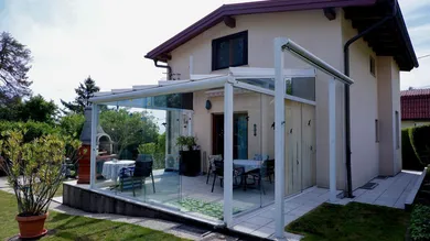 Haus mit überdachter Terrasse