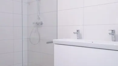 Möbliertes Badezimmer