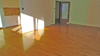 Offene Küche neben Wohnzimmer