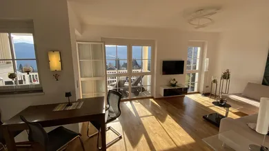 Wohnzimmer mit Ausgang zur Terrasse
