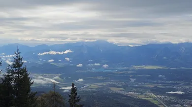 freier Blick über die Seen und Berge