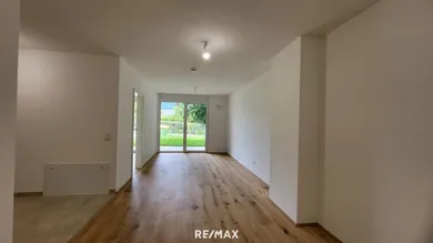 Wohnbereich mit Terrasse im Hintergrund