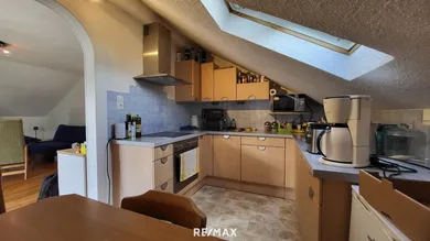 Küche mit Durchgang zum Wohnzimmer