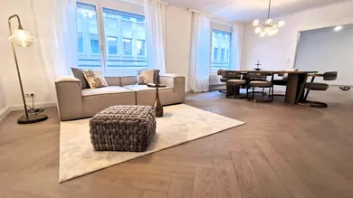 großzügiges Wohnzimmer