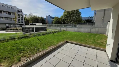 Terrasse vor dem Wohnraum & Garten