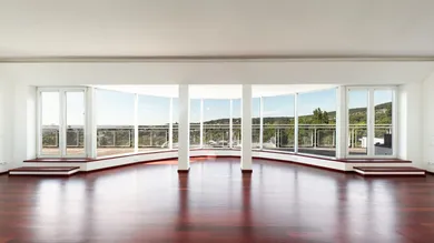 Klare Architektur mit großen Fensterflächen