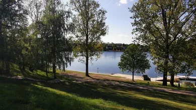 See mit großer Grünanlage, Liegewiesen