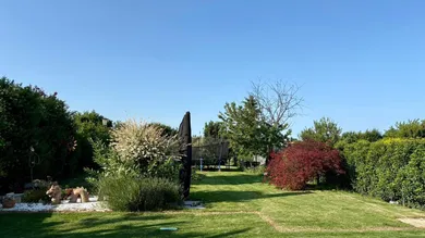 Wunderschöner großer Garten