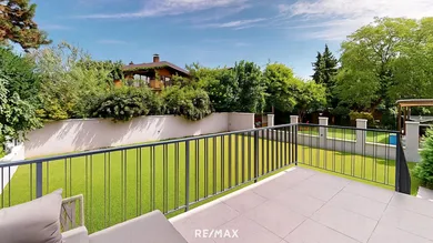 Terrasse mit Blick in den Garten