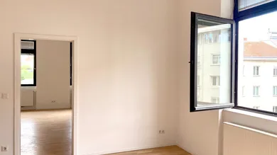 Blick vom Wohnzimmer ins Schlafzimmer