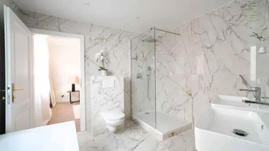 Badezimmer mit Dusche & Wanne