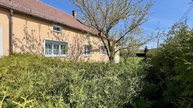 Ansicht mit Vorgarten