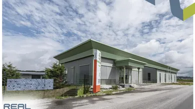 Bürotrakt straßenseitig