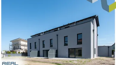 Außenansicht mit Blick in die Gärten