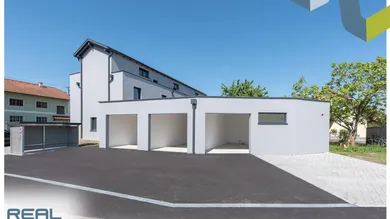 Außenansicht und Garagen