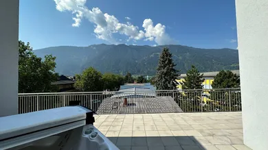 Terrasse mit Whirlpool.