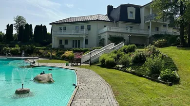 Pool und Gebäude.