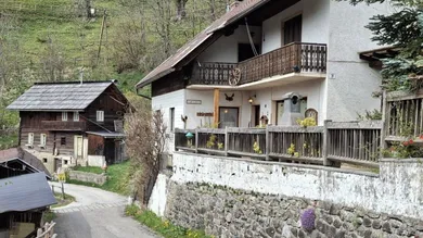 Schuppen (links) und Haupthaus (rechts).