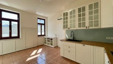 Wohnzimmer mit offener Küche