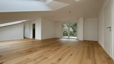 Wohnraum mit offener Küche und Zugang Terrasse