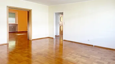 Riesiges Esszimmer mit Wohnzimme