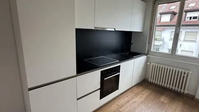 Küche mit Einbauküche und Essbereich