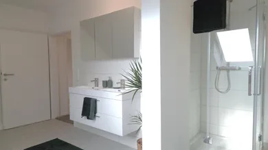Badezimmer mit Doppelwaschbecken & Dusche