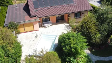 Wohnhaus mit Pool