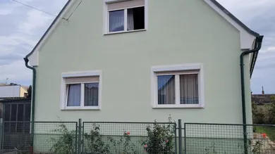 01_Aussenansicht_Haus1.jpg – Außenansicht mit Vorg