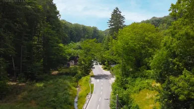 Umgebung, Bushaltestelle vor dem Haus