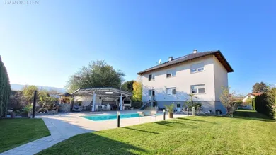 Garten, Pool, überdachte Terrasse, Grillstelle und Brunnen