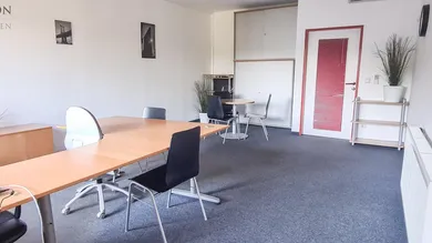 Büroraum mit Besprechungsbereich