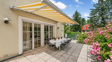 Terrasse mit Sonnenschutz für heiße Tage