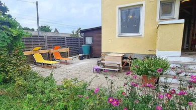 Terrassenbereich mit Gartenschuppen