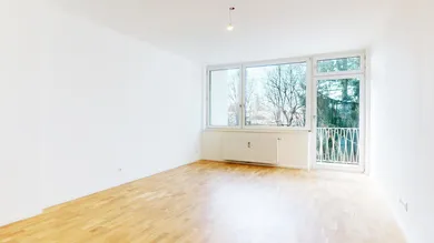 Wohnzimmer mit Blick auf Balkon