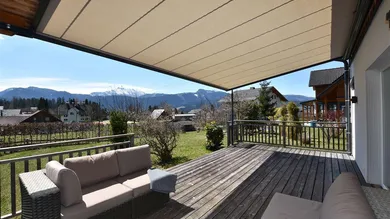 Terrasse mit Sonnensegel