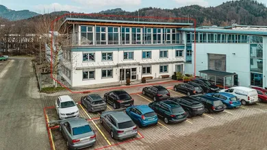 Die_Maklerei_Niederndorf-Aussenanscihtf mit Parkpl